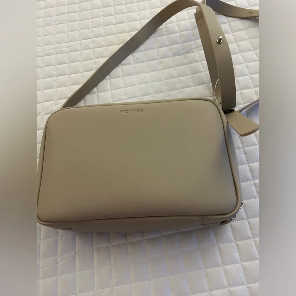 MON15. Metro Crossbody Bag.The Metro Bag securely carries your daily essentials - Picture 5 of 8